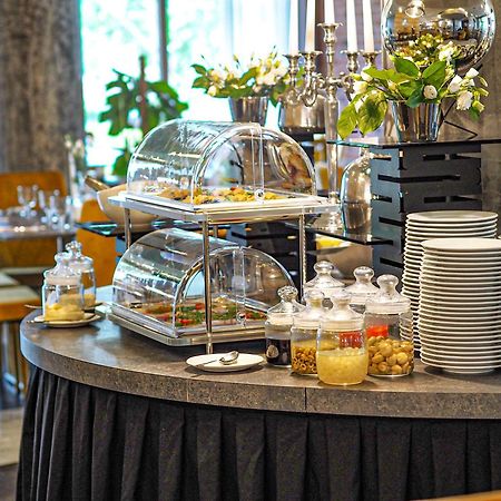 Willa Port Ostroda Exterior photo A buffet at a hotel