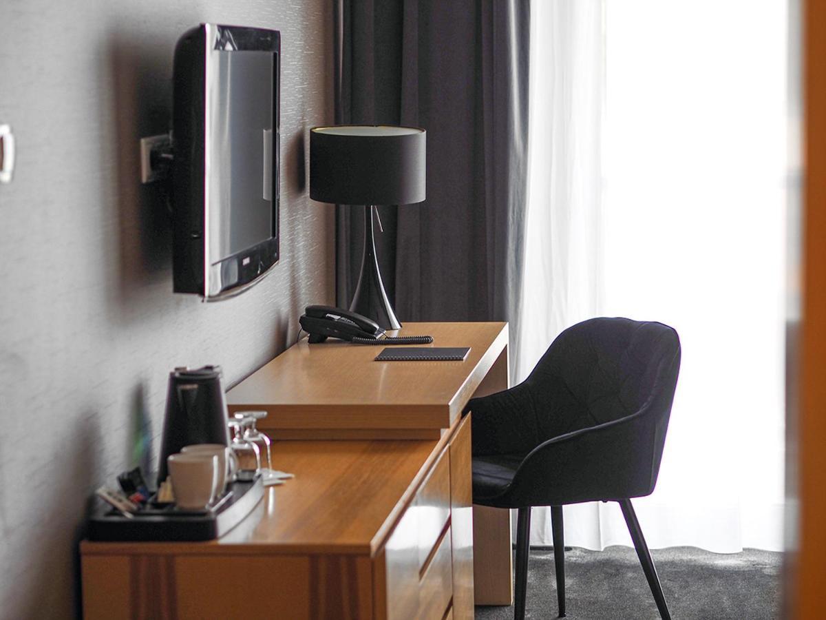 Willa Port Ostroda Exterior photo A typical hotel room