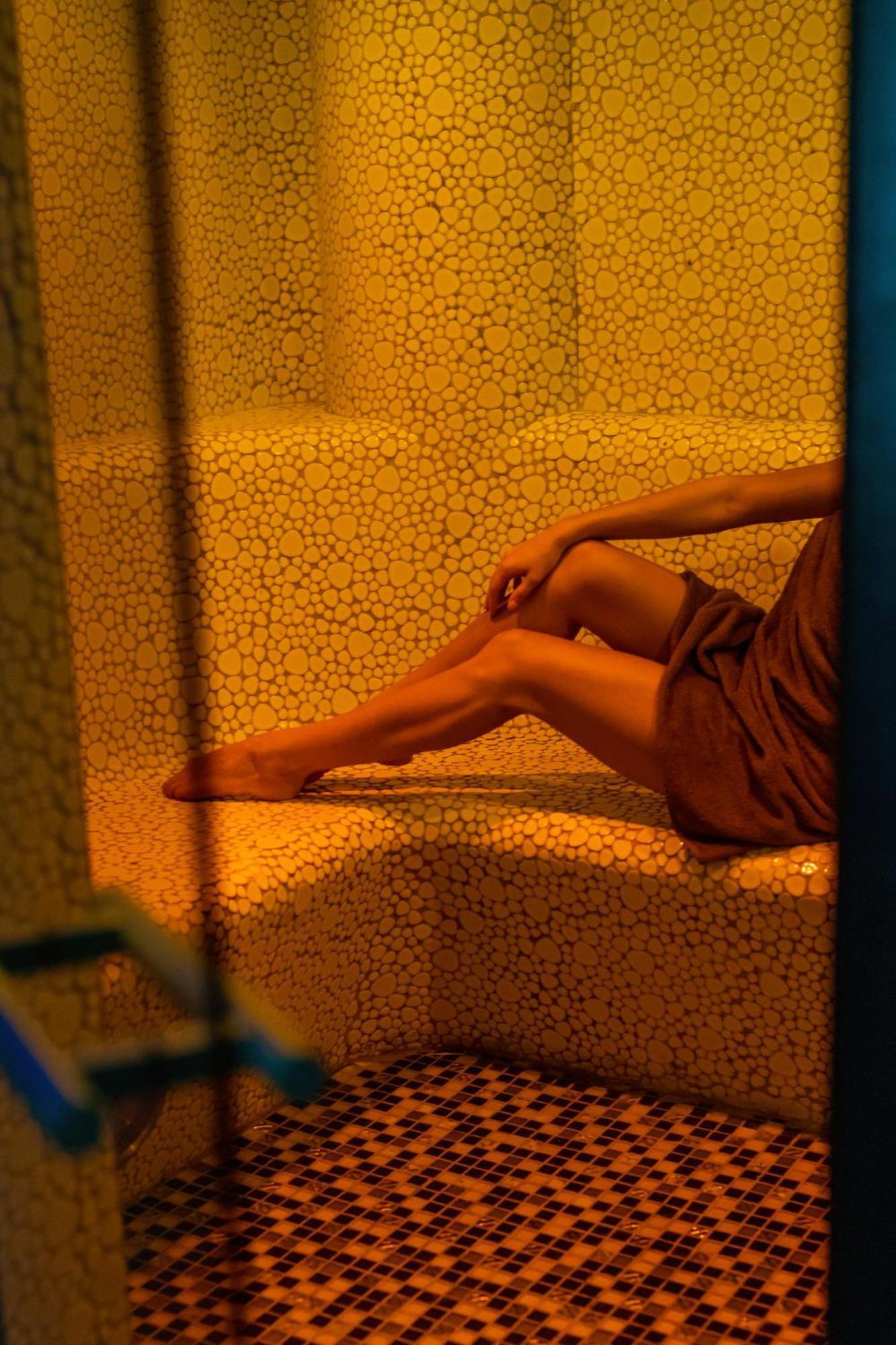 Willa Port Ostroda Exterior photo A woman in a spa