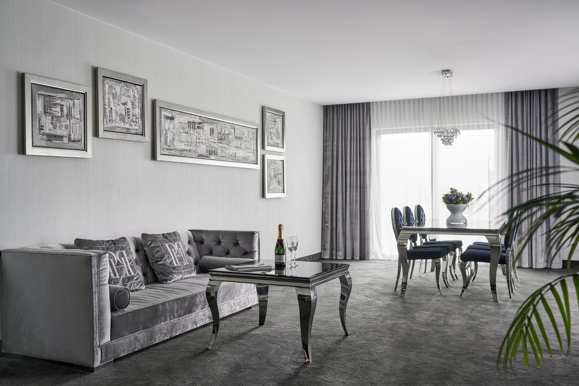 Willa Port Ostroda Exterior photo A living room with a carpet floor